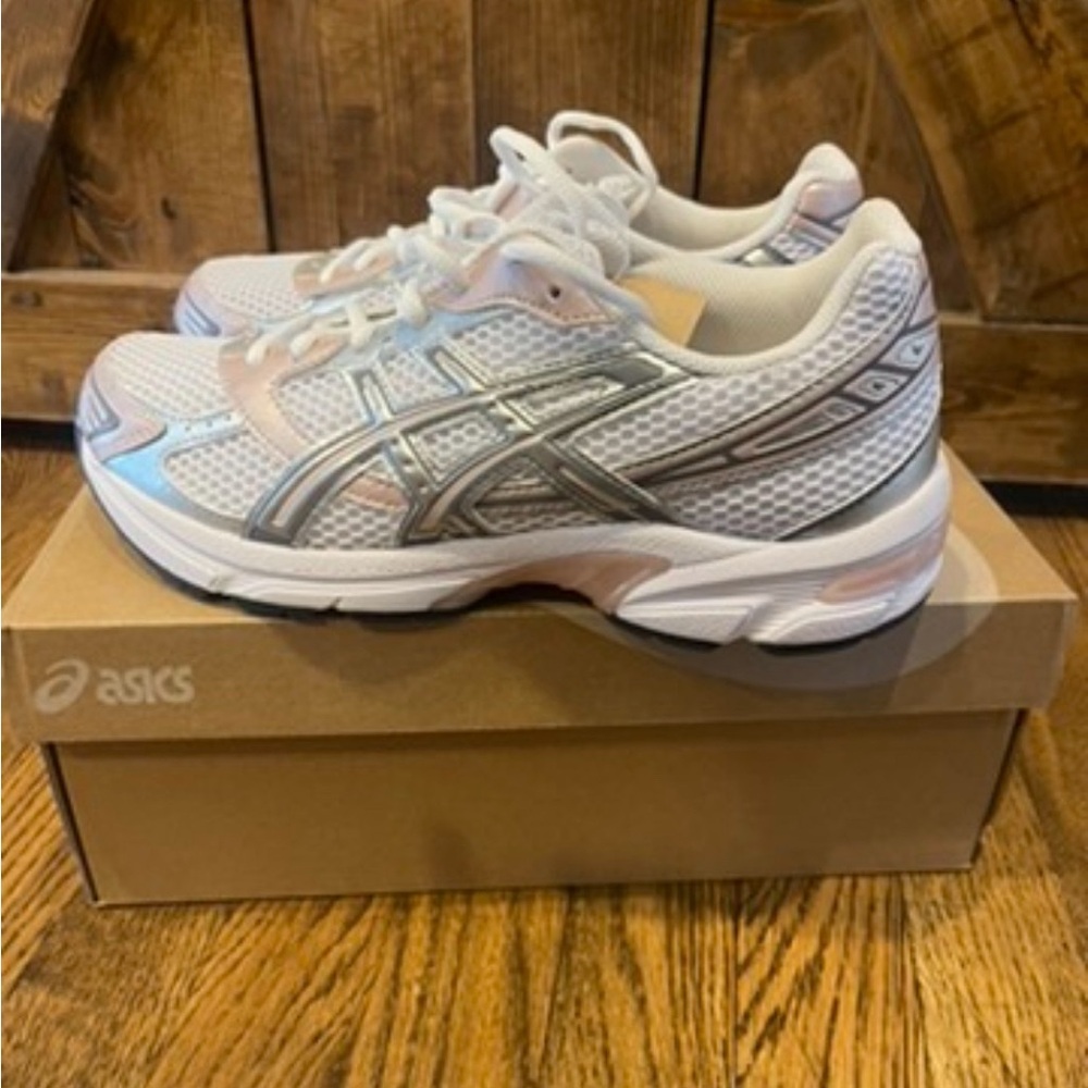 ASICS Women's Athletic Shoes in White and Silver size 8